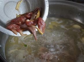 水烧开后加上猪肝和瘦肉煮3分钟左右