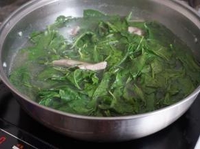 倒入枸杞叶，继续大火煮至枸杞叶熟