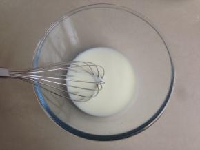 奶粉用热水溶解，放凉后加入玉米油。用手动打蛋器搅拌均匀，乳化好，没有出现水油分离的状态