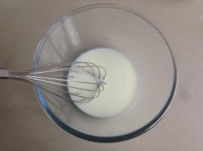 奶粉用热水溶解，放凉后加入玉米油。用手动打蛋器搅拌均匀，乳化好，没有出现水油分离的状态