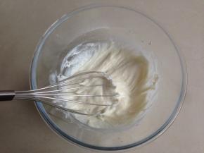 将面粉过筛进去，拌至不见干粉即可