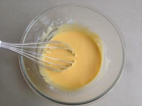 蛋黄加入，拌好