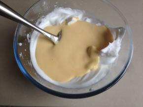 拌好的蛋糕糊倒回剩余的蛋白霜里