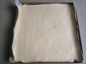 用同样的手法翻拌均匀。拌好的蛋糕糊从离烤盘（烤盘提前铺上油纸）上方高一点位置倒下来，用刮板刮平表面