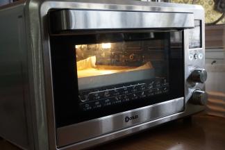 放入已经提前预热到170度的东菱K40C烤箱中下层，烘烤18分钟左右，烘烤时间依据烤箱脾气而定