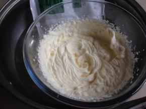 淡奶油加糖隔冰水打至九成发