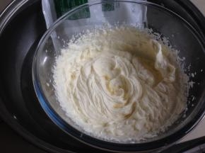 淡奶油加糖隔冰水打至九成发