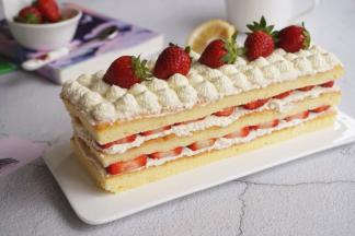 如此累推，最上面一层挤一个个小花，再放上几颗草莓装饰即可。那天广东的气温高，奶油很快就开始化掉了，也挤不成型，还好味道一点也不打折，酸酸甜甜的草莓和蛋糕很搭哟