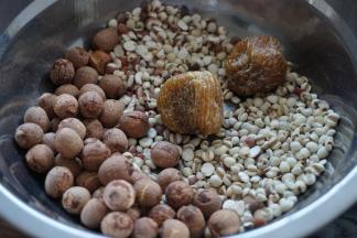 将莲子、肇实、薏米、蜜枣清洗干净，除蜜枣，其他都提前浸泡一下