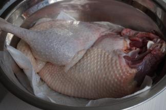 老鸭的皮去掉,这样煲出来的汤没有那么肥腻，斩大块