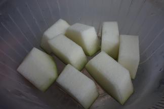 冬瓜洗干净，去瓤，不用去皮，冬瓜皮具有明显的利水作用，经过煲煮之后的冬瓜皮也蛮好吃的，将冬瓜切大块