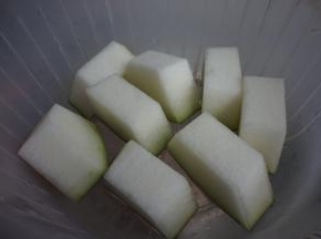 冬瓜洗干净，去瓤，不用去皮，冬瓜皮具有明显的利水作用，经过煲煮之后的冬瓜皮也蛮好吃的，将冬瓜切大块