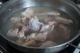 锅里的水烧开后，将鸭肉放入，焯一下水，去除血腥味和浮沫