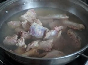 锅里的水烧开后，将鸭肉放入，焯一下水，去除血腥味和浮沫