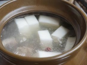 放入冬瓜块，盖上锅盖，中小火煲一个半小时，最后加盐调味即可