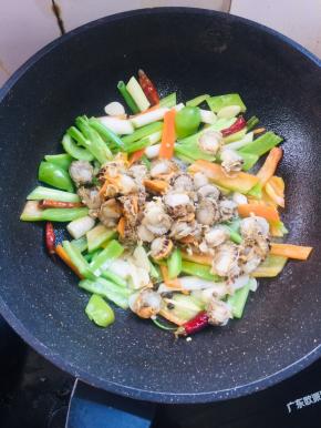 倒入扇贝肉翻炒均匀。