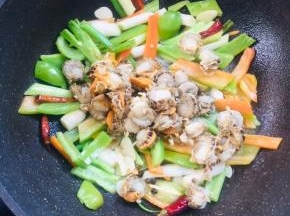 倒入扇贝肉翻炒均匀。