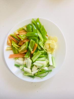 青红辣椒切成块，葱切成段，蒜瓣和生姜切片备用！