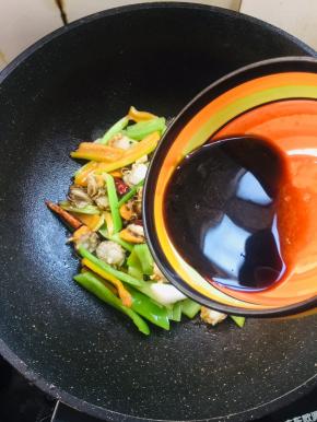 倒入调好的料汁儿翻炒均匀。