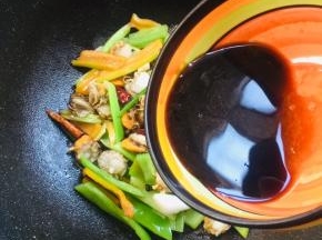 倒入调好的料汁儿翻炒均匀。