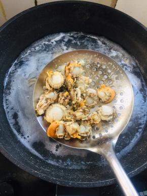 水开放入扇贝肉焯烫一分钟捞出清洗干净备用！