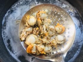 水开放入扇贝肉焯烫一分钟捞出清洗干净备用！