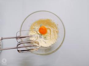 将蛋黄放入，继续打发至蛋黄已经完全融合到黄油里