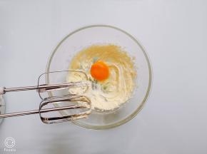 将蛋黄放入，继续打发至蛋黄已经完全融合到黄油里