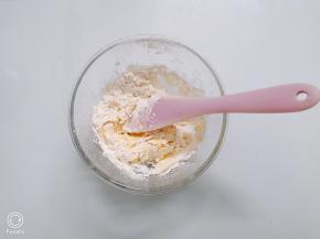 用刮刀翻拌和压拌至看不见干粉，不要过度搅拌