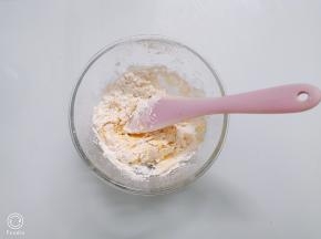 用刮刀翻拌和压拌至看不见干粉，不要过度搅拌