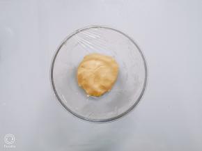 和好的面团，放入冰箱冷藏半小时