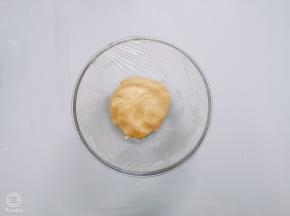 和好的面团，放入冰箱冷藏半小时