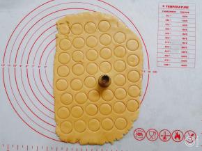 将面团擀薄，用大一点的花嘴压出圆形