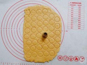 将面团擀薄，用大一点的花嘴压出圆形