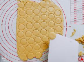 用刮板小心翼翼的将圆形挑起。边角料可以继续揉合一起，再擀开使用