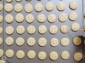 用牙签在中间戳出4个小孔