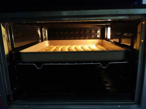 烤箱预热155度上下火5分钟，放入饼干烤10分钟左右即可。中途要观察饼干上色情况（烘烤时间要看饼干厚度）