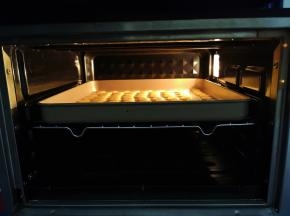 烤箱预热155度上下火5分钟，放入饼干烤10分钟左右即可。中途要观察饼干上色情况（烘烤时间要看饼干厚度）