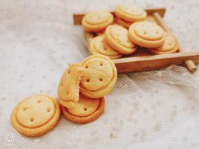 吃不完的饼干放入密封盒里保存