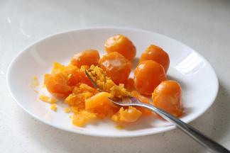 咸蛋黄清洗干净后，喷一点高度白酒，蒸10分钟，用叉子压成碎末。