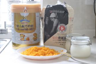 准备食材，猪油用的是固体猪油。