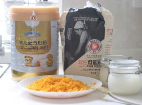 准备食材，猪油用的是固体猪油。