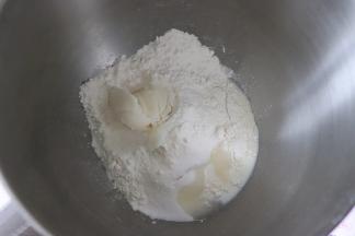 面盆中依次放入奶粉，水，糖、面粉，和面成光滑的面团且有一定的延展性。