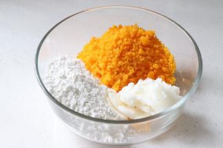 蛋黄油酥的材料放到盆中，带好一次性不粘手套把食材揉搓成团。