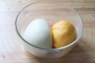 两种面团覆盖保鲜膜，放置20分钟。如果室温高于25度，可以放入冰箱冷藏。