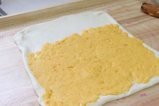 蛋黄油酥压扁，覆盖2/3面片。