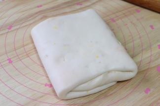 想刚才折叠的步骤一样，继续折3折。