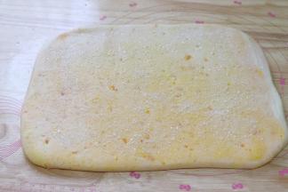 擀成一个大的方形面片，面皮十分薄，隐约可见蛋黄油酥即可。