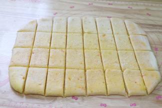 表面撒粗粒砂糖，并用刀分割成方形或者是长方形的饼干形状。1