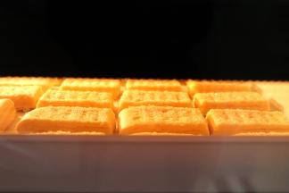 15、提前180度预热烤箱，再以165度烘烤28分钟。16‘出炉凉晾，密封保存。饼干层层酥脆，甜和咸混搭有了很美味的口感。